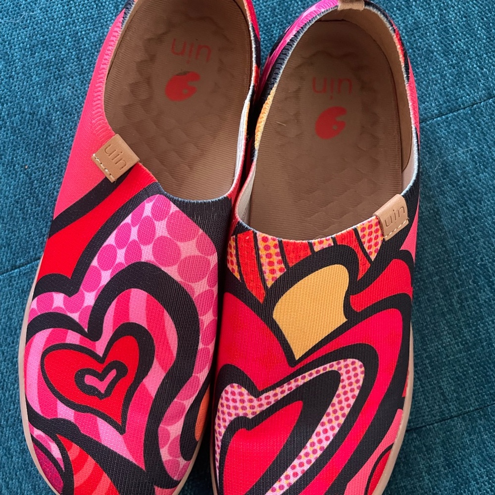 UIN Women's Vibrant Heart Slip-On Flats - Red and Pink